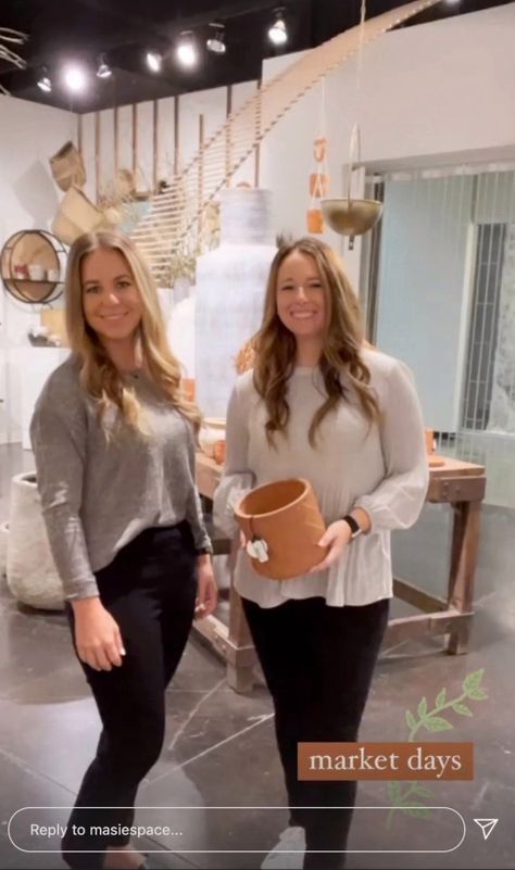 JANA Duggar broke her dad Jim Bob’s rules by having quite the time in Las Vegas and wearing pants. The former reality star recently shook things up by dyeing her hair blonde. Jana’s pal, creative director Laura DeMasie, took to her Instagram Stories to share a photo alongside the Counting On alum while at the […] Jeremy And Audrey Roloff, Jana Duggar, Joy Anna Duggar, Jill Duggar, Audrey Roloff, Dyeing Hair, Tight Black Dress, Lighter Hair, First Person Writing