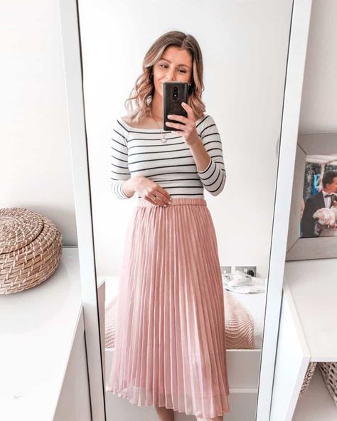 H&M pink pleated midi skirt summer outfit Midi Skirt Summer Outfit, Pink Pleated Skirt Outfit, Pleated Skirt Outfit Summer, Midi Skirt Summer, Pink Skirt Outfits, Pink Pleated Midi Skirt, Midi Skirts Summer, Pleated Skirt Outfit, Pink Midi Skirt