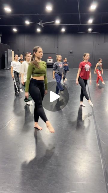 Rochelle Mapes on Instagram: "Plie/tendu warm up exercise with @materdeidance Changing up contemporary class today with more of a modern based class yesterday. ✨ . . #rochellemapestechnique #contemporarydance #moderndance #materdeidanceconservatory #plies #tendus" Dance Warm Up Routine, Warm Up For Kids, Danse Jazz, Warm Up Exercise, Dance Warm Up, Teaching Dance, Dynamic Dance, Warm Up Routine, Praise Dance