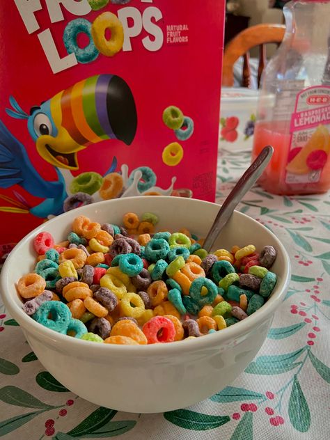 bright and colorful breakfast Froot Loops Aesthetic, Fruit Loops Aesthetic, Cereal Aesthetic, Sereal Sarapan, Colorful Breakfast, Bowl Of Cereal, Healthy Drinks Smoothies, Fruit Loops, Cute Snacks