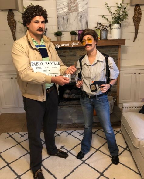 Narcos Halloween costume Narco Halloween Costume, Pablo Escobar Halloween Costume, Narco Costume, Pablo Escobar Costume, Purim Ideas, Gangster Costumes, Halloween Parejas, Duo Halloween Costumes, Cute Couple Halloween Costumes