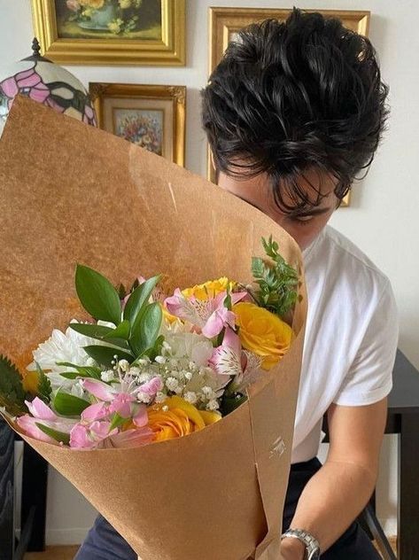 flowers. bouquet. couples aesthetc. old money boy. art museum vibes. brown fluffy hair. white t-shirt. boyfriend material Dream Boyfriend, Jenny Han, A Bouquet Of Flowers, The Love Club, Beach Reading, Bouquet Of Flowers, Dream Boy, The Marauders, Love Languages