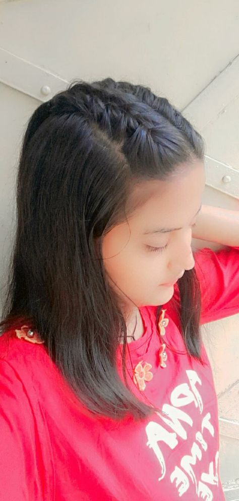 Cute hairstyle for short hairs 🤩🤩 Simple Hairstyles For Lehanga Short Hair, Navaratri Hairstyle For Short Hair, Western Hairstyles, Hairstyle For Short, Hear Style, Anarkali Dress Pattern, Cute Hairstyle, Open Hairstyles, Latest Mehndi