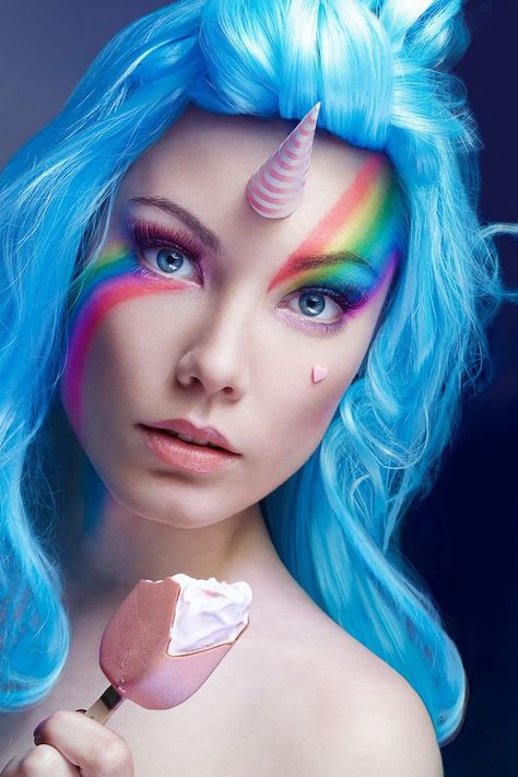 Unten zeigen wir einige bebilderte Anleitungen, wie Sie sich als Einhorn schminken. Unser Team zeigt Ihnen auch, was Sie beim Schminken beachten sollen. Unicorn Makeup Tutorial, Unicorn Makeup Halloween, Carnaval Make-up, Make Carnaval, Halloweenský Makeup, Unicorn Halloween Costume, Pride Makeup, Unicorn Makeup, Unicorn Halloween