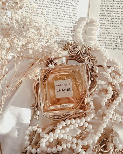 Aesthetic Fragrance, Perfume Aesthetic, Pearl Wallpaper, Rose Gold Aesthetic, Parfum Chanel, Antique Necklaces Design, Perfume Photography, Cream Aesthetic, Iphone Photo App