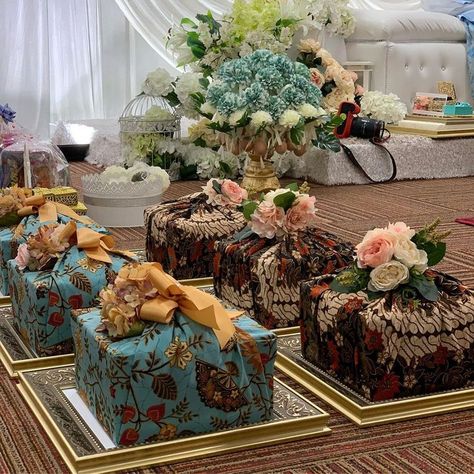 Dulang Hantaran Klasik, Hantaran Wedding Ideas, Traditional Malay Wedding, Hidden Hantaran Ideas, Wedding Ideas Aesthetic, Dulang Hantaran Ideas, Hidden Hantaran, Hantaran Ideas, Wedding Doorgift