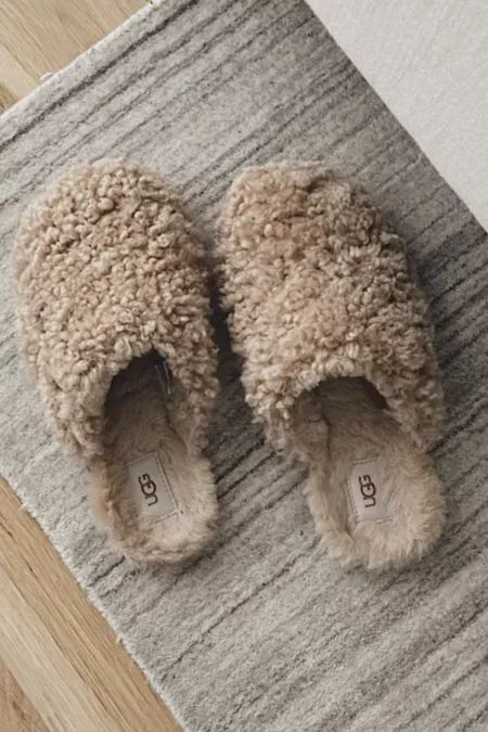 Uggs Fuzzy Slippers, Lounge Shoes Women, Cozy House Slippers, Cute Fuzzy Slippers, Fuzzy Ugg Slippers Outfit, Women’s Slippers, Cute Slippers Women, Slippers Womens Flats, Chic Slippers