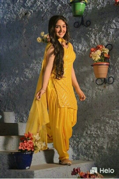 Patiala Suit For Haldi Ceremony, Haldi Patiala Suit, Panjabi Look For Haldi, Patiala Dress Style, Patiyala Suit Photo Pose, Haldi Ceremony Outfit Girl, Yellow Patiala Suit For Haldi, Haldi Ceremony Outfit For Girls, Suits For Haldi Ceremony