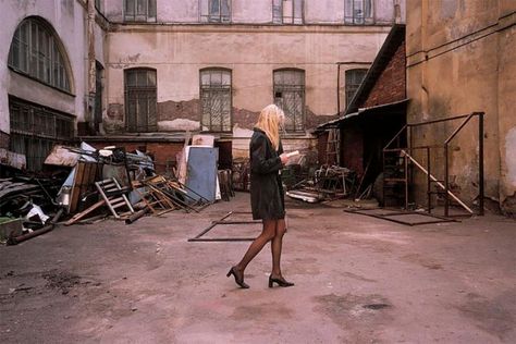 50+ Rarely Seen Photos Of Russia In The 90's Show Its Harsh Reality, And Some Of Them Might Shock You | DeMilked Lise Sarfati, Photography 90s, French Photographers, White People, Photojournalism, Photography Inspo, Taking Pictures, Film Photography, Devon