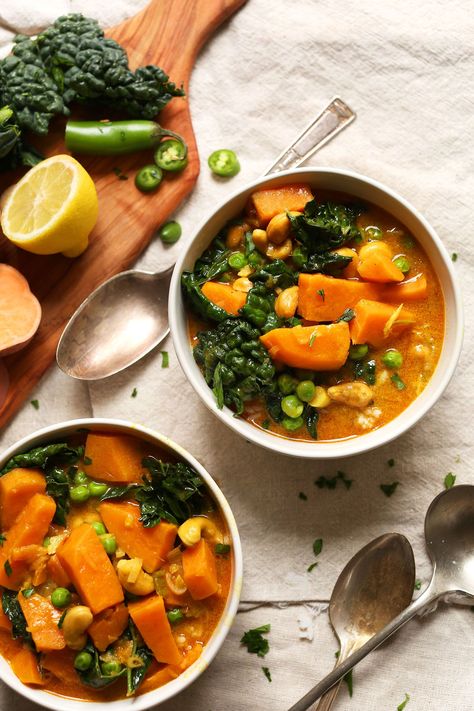 A hearty 1-pot curry with kale, sweet potato, and roasted cashews. Red curry is infused with coconut milk for big flavor and creamy texture. 30 minutes. Kale Curry, Kale Sweet Potato, Easy Protein, Sweet Potato Kale, Sweet Potato Curry, Minimalist Baker, Diner Recept, Potato Curry, Whole Foods