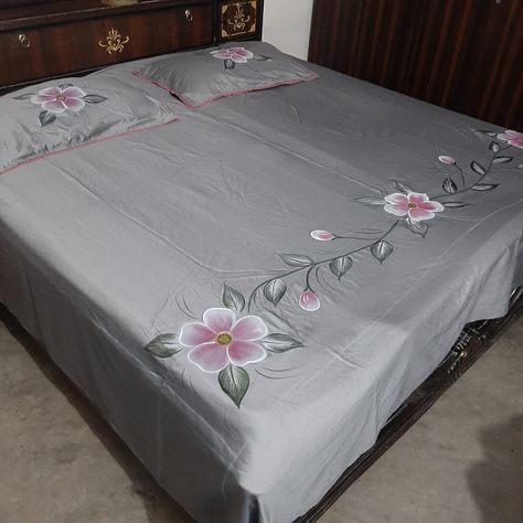 Fabric Paint Bedsheet Design, Bedshit Painting Design, Bedsheets Painting Designs, Painting Ideas On Bedsheet, Bed Sheet Painting Design Flower, Fabric Painting On Bedsheet, Bedsheet Painting Designs Bed Sheets, Painting Bedsheets Design, Hand Painted Bedsheets Designs