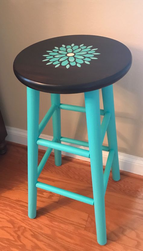 Wood Stool Painting Ideas, Painted Bar Stools Ideas Diy Projects, Hand Painted Stools Ideas, Painted Bar Stools Ideas, Painting Stool Ideas, Stool Painting Ideas Diy, Wooden Stool Paint Ideas, Painted Stools Ideas Patterns, Painted Stools Ideas