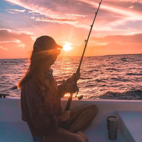 Aesthetic Fishing Pictures, Fishing Date Ideas, Cute Fishing Pictures, Deep Sea Fishing Aesthetic, Fishing Asethic, Fishing Girl Aesthetic, Fishing Aesthetic Ocean, Fishing Boat Aesthetic, Fishing On Boat