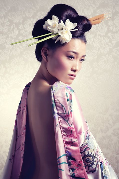 Model: Yuki Matsumura  Photo: Jordan Duval  Geisha photoshoot Model: Yuki Matsumura  Photo: Jordan Duval#beauty #beautyphotography #makeup #hair #asian #asianmodel #skin #photography #art #beautymodel #japanese #japanesemodel #colors #fashion #fashionmodel #geisha Geisha Photography, Tato Geisha, Geisha Portrait, Art Geisha, Gong Li, Geisha Tattoo, Memoirs Of A Geisha, Geisha Art, Flowers In Her Hair