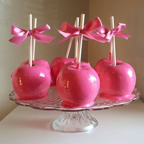 Candy Apples Barbie Themed Food Ideas, Dream Sleepover, Pink Candy Apples, Barbie Night, Survivor Party, Candy Apple Recipe, Barbie Party Decorations, Barbie Theme Party, Barbie Birthday Party