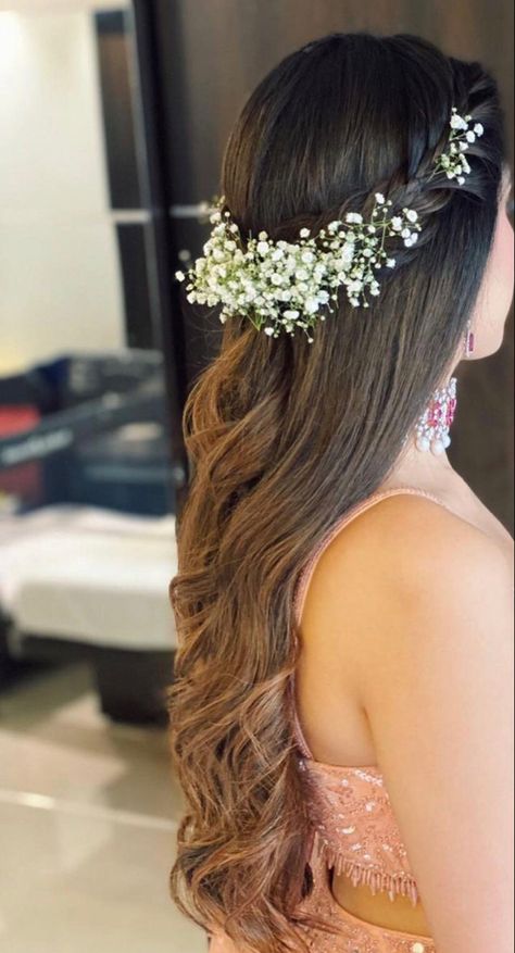 Hair Styles For House Warming Ceremony, Simple Hairstyle For Haldi, Hairstyles With Gypsum Flowers, Hairstyles Flowers Indian, Gypsum Flower Hairstyle, Flowers Hairstyle, Haldi Hairstyles For Bride With Flowers, Flower For Hair Wedding Indian, Desi Hairstyles With Flowers