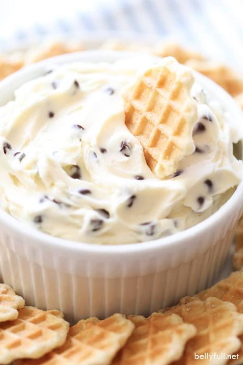 10 Minute Cannoli Dip Recipe - easy and incredible! Easy Canolli Dip, Canolli Recipe Cannoli Dip, Canoli Dip Easy, Canoli Dip Mascarpone, Cannoli Dip With Cream Cheese, Canolli Dip Recipe, Canoli Dip Best, Canoli Dip Recipe, Easy Cannoli Dip