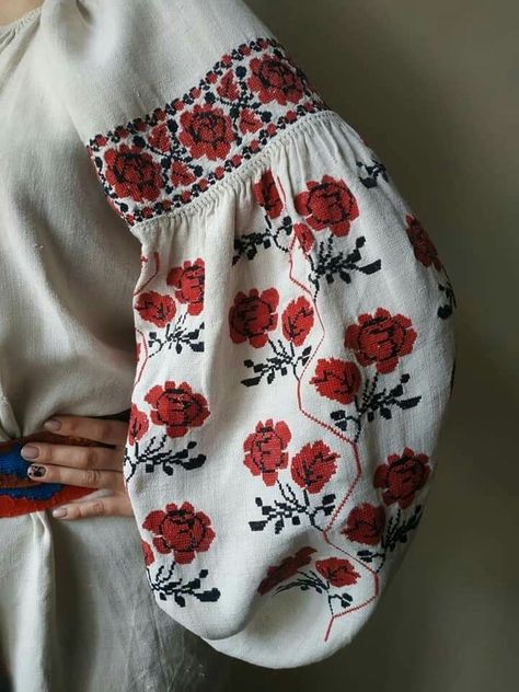 Ukraine Clothing, Slavic Clothing, Folklore Fashion, Slavic Folklore, Ukrainian Clothing, Russian Culture, Folk Clothing, Fashion Embroidery, Ukrainian Art