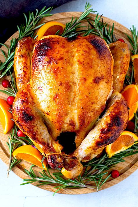 The perfect main-course to make for a small holiday gathering, this Orange Cranberry Roasted Chicken is sweet, savory and so delicious. Made in Traditional Thanksgiving Dinner Menu, Perfect Roast Turkey, Traditional Thanksgiving Dinner, Thanksgiving Dinner Menu, Recipe Dinner, Turkey Recipe, Thanksgiving Traditions, Roasted Turkey, Holiday Entertaining