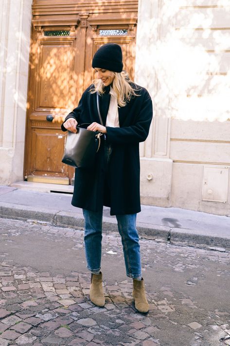 Un bonnet en cachemire pour l'hiver - Le Dressing Idéal Red Ankle Boots, Mode Fashion, White Fashion, Winter Looks, Grey Sweater, Autumn Winter Fashion, Black Sweaters, Blue Jeans, Leadership