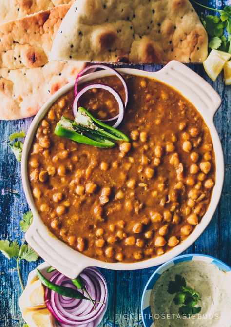 Chickpeas Curry, Street Food Recipe, Spicy Gravy, Korma Recipe, Dry Chickpeas, Chickpea Recipes, Desi Food, Chickpea Curry, Cuisine Recipes