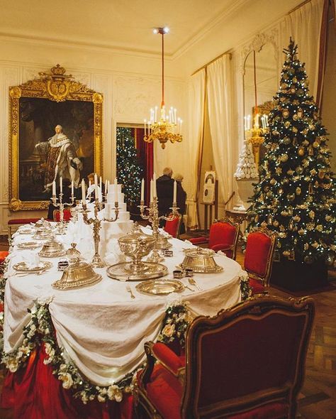 Royal Christmas Aesthetic, Christmas Chateau, Chatsworth House Christmas, Castle Christmas Aesthetic, Rothschild House, Ralph Lauren Dinning Table Cheistmas De Or, Royal Banquet, Waddesdon Manor, Christmas Dining Room