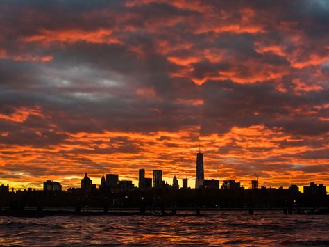 Photographer Jose Silva shows us the absolute best spots to be during sundown in New York City. Sunset In Nyc, Jose Silva, New York Sunset, Watch The Sunset, Downtown Manhattan, Sunset City, Best Sunset, Conde Nast Traveler, Sunset Wallpaper