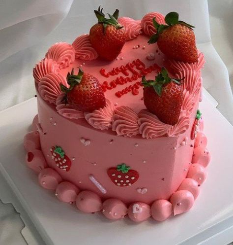 Pretty Birthday Themes, Cake Decorating Ideas Strawberries, Heart Shaped Strawberry Shortcake, Strawberry Cake For Baby Girl, Strawberry Shortcake Cake Aesthetic, Strawberry Cake Ideas Birthdays, Strawberry Shortcake Cake Ideas, Pink Cake With Strawberries, Strawberry Theme Desserts