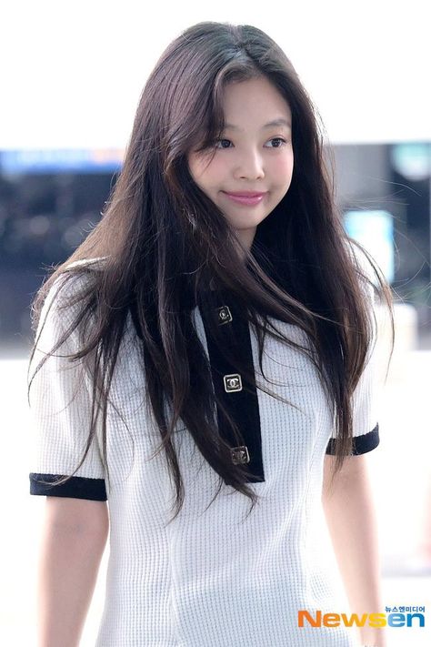 Jennie Young Photo, Jennie Smiling, Born Pink Tour, Born Pink World Tour, Pink Tour, Kpop Couples, Icn Airport, All Eyes On Me, Jennie Kim Blackpink