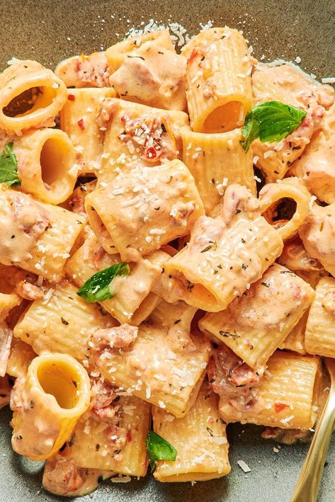 marry me pasta Marry Me Rigatoni, Marry Me Pasta Vegetarian, Marry Me Pasta Recipes, Marry Me Pasta, Macaroni Dishes, Weeknight Dinner Pasta, Pasta Entrees, Marry Me Chicken Pasta, Weeknight Pasta