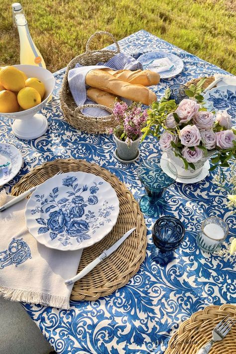 White Blue Table Setting, French Style Picnic, French Theme Brunch, Picnic In Provence, End Of Summer Party Aesthetic, French Riviera Table Setting, French Inspired Brunch, Provence Table Setting, Blue And White Picnic Theme