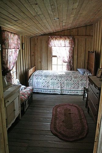 Bedroom Primitive Bedroom Ideas, Cracker House, Primitive Bedroom, Casa Country, Casa Vintage, Rustic Bedroom, Primitive Decorating, Little House, Cozy Bedroom