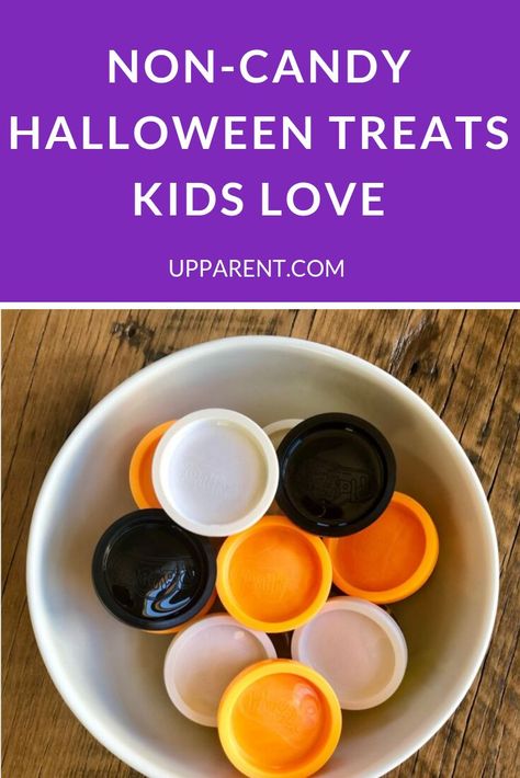 A roundup of the best non-candy Halloween treats for kids, recommended by parents! Including options for parents who want to avoid plastic trinkets for trick-or-treaters. #halloween Non Candy Halloween Treats, Candy Substitutes, Halloween Toddler Party, Fall Party Food, Candy Alternatives, Best Pumpkin Patches, Treats For Kids, Halloween Movie Night, Halloween Treats For Kids