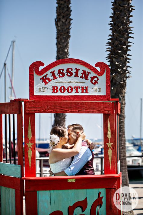 kissing-booth-carnival-wedding-first-look Carnival Ferris Wheel, Diy Wedding Desserts, Carnival Wedding Theme, Vintage Carnival Wedding, Wedding Reception Tables Centerpieces, Fall Carnival, Diy Wedding Decor, Circus Wedding, Vintage Photo Booths