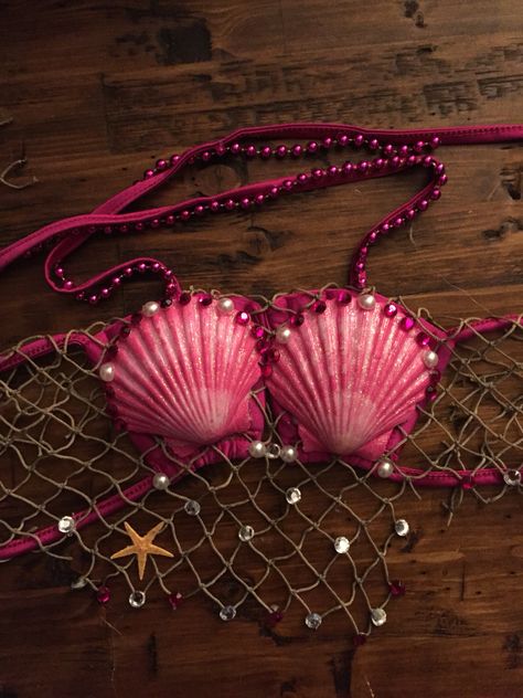 DIY Mermaid top. Take an old bathing suit top, add painted sea shells, starfish fishermans netting, and rhinestones. Perfect for your mermaid photoshoot! Pink Mermaid Costume, Red Mermaid Top, Mermaid Top Diy, Pink Mermaid Top, Diy Mermaid Top, Pink Mermaid Bra, Mermaid Halloween Outfit, Mermaid Shell Top, Mermaid Bras