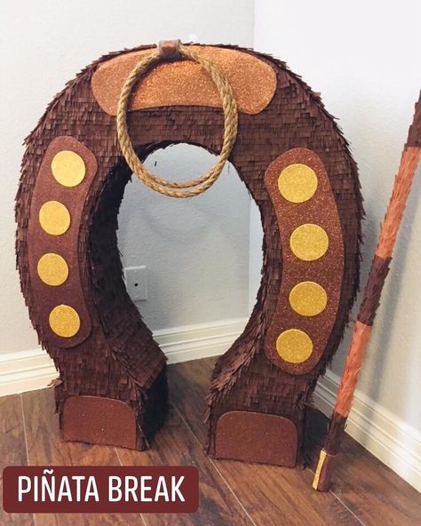 23 Me gusta, 0 comentarios - Piñata Break by Lulu Longoria (@pinatabreak) en Instagram: "🚨New piñata alert🚨 horseshoe pinata finished !!!! We are ready for the Rodeo !!!! ☺️🐴 #horseshoe…" Charro Theme Party, Charro Theme, Cowboy Themed Birthday Party, Rodeo Birthday Parties, Cowboy Theme Party, Birthday Pinata, Western Birthday Party, Horse Birthday Parties, Piñata Ideas