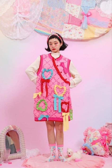 Hello Kitty Collab, Kitschy Outfit, Kitsch Outfit, Emergency Clothes, Estilo Kitsch, Dr Ideas, Fashion Figure Drawing, Kawaii Fashion Outfits, Fashion Figures