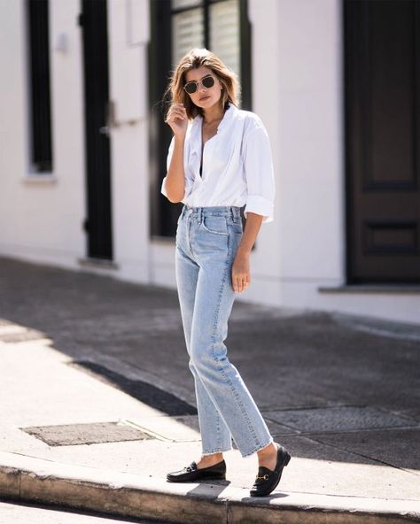 6 Different Ways to Style Mom Jeans #theeverygirl Fashion Me Now, Minimalist Moda, Jeans Trend, Loafers Outfit, Denim On Denim, Outfit Jeans, Looks Street Style, Looks Black, Urban Street Style