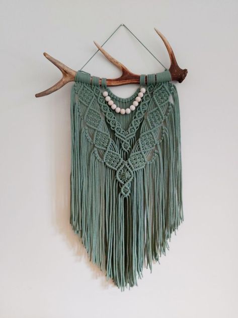 Unique Macrame Ideas, Antler Macrame, Antler Wall Hanging, Deer Antler Crafts, Diy Projects To Make And Sell, Elk Horn, Antlers Decor, Antler Crafts, Garland Ideas