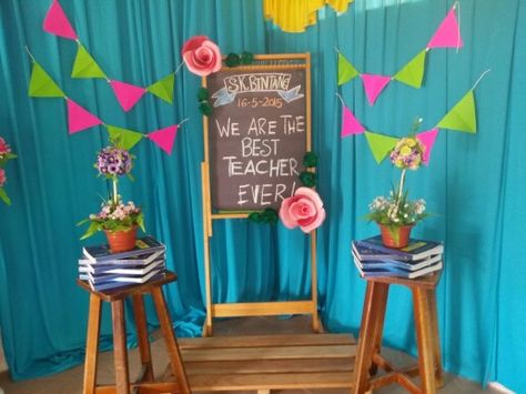 Photo booth for teacher's day Teachers Day Photo Booth Ideas, Teacher Appreciation Photo Booth, Teachers Day Photo Booth, Teachers Day Backdrop Ideas, Grandparents Day Photo Booth, Gratitude Party, Teachers Day Photos, Teachers Day Decoration, Teacher Photo