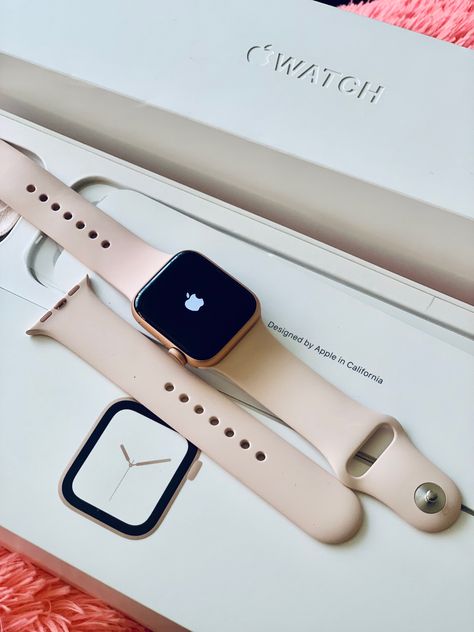 Smart Watch Aesthetic, Apple Watch Aesthetic, Gucci Apple Watch Band, Smart Watch Iphone, Apple Watch 8, Apple Watch Bands Fashion, Apple Watch Fashion, Apple Watch Series 8, Smart Watch Apple