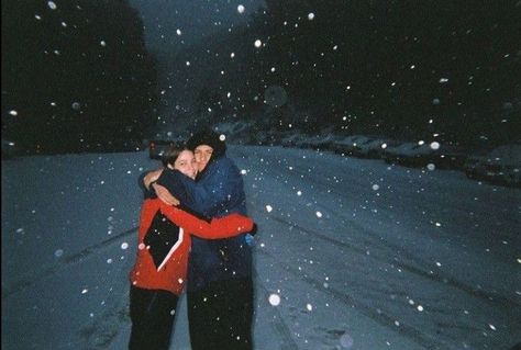 Christmas Film Photography, Winter Film Photography, Couple In Winter, Snow Portraits, Brazil Music, You Are My Moon, It's Snowing, Winter Photo, Naha