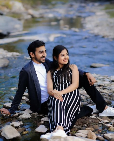 Pre Wedding Clothes Idea, Village Couple, Couples Candid Photography, Side Pic, Dress Poses, Pre Shoot, Pre Wedding Photoshoot Props, Holiday Pics, Pre Wedding Photoshoot Outfit