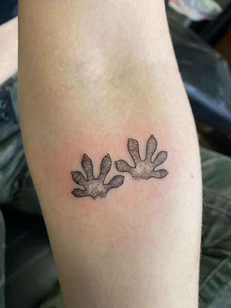 Cute First Tattoo Ideas Unique, Gecko Footprint, Leopard Gecko Footprint, Animal Ankle Tattoo, Zoology Tattoo Ideas, Bigfoot Tattoo For Women, Tattoo Lizard, Small Reptile Tattoo, Crested Gecko Tattoo