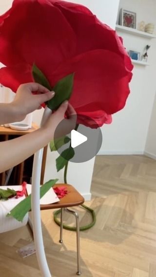 Li Blossom-Butterfly Designers on Instagram: "How to make a giant paper red rose in a simple way, suitable for making flowers at home.#artificialflowers #artificialflower #artificial #giantflowers #giantflowers #giantpaperflowers #giantpaperflower#paperflowers #organzasilk #organza #organzaflower #organzaflowers #weddingdecor #decoration #windowdisplay #windowdesign #weddingflowers  #tutorial #tutorials" Paper Flowers Gift Ideas, Diy Giant Rose, Giant Crepe Paper Flowers Diy Tutorials, Giant Flower Wedding, Paper Flower Arch, Giant Paper Rose, Giant Paper Flower Tutorial, Rose Making, Giant Flowers Diy