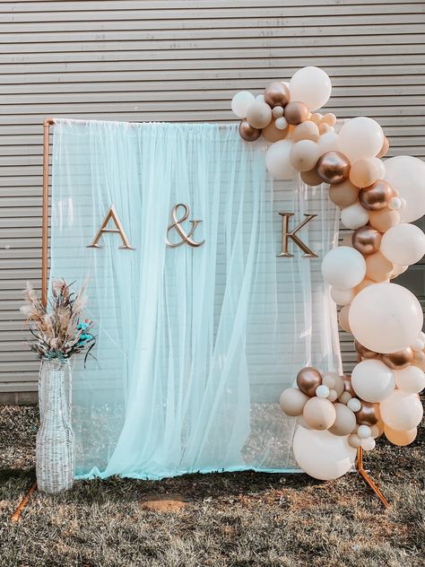 White tulle backdrop with rose gold and cream balloon arch Cream Balloon Arch, White Tulle Backdrop, Tulle Balloons, Tulle Backdrop, Diy Photo Backdrop, Bridal Shower Backdrop, Shower Backdrop, Boho Bridal Shower, Diy Backdrop