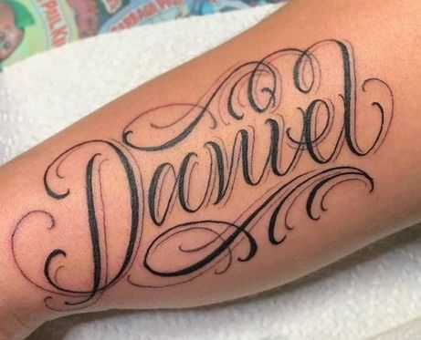 Daniel Calligraphy Name, Daniel Tattoo Ideas, Daniel Name Tattoo, Tattoo Nome, Lettering Alphabet Handwritten, Daniel Tattoo, Rose Tattoo With Name, Name Lettering, Rose Drawing Tattoo