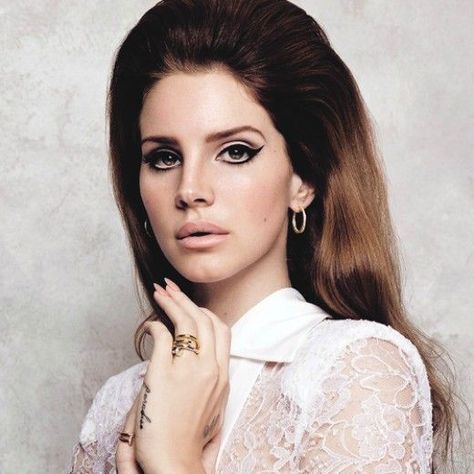 Lana Del Rey #Makeup #MakeupIdeas #MakeupLooks #VintageLooks #VintakeMakeup #RetroMakeup #RetroLook #60s #70s Lana Del Rey Fan, 1960s Makeup, 60s Makeup, Lana Del Rey Ultraviolence, 70s Makeup, 60s Hair, Retro Makeup, Sarah Hyland, Macklemore