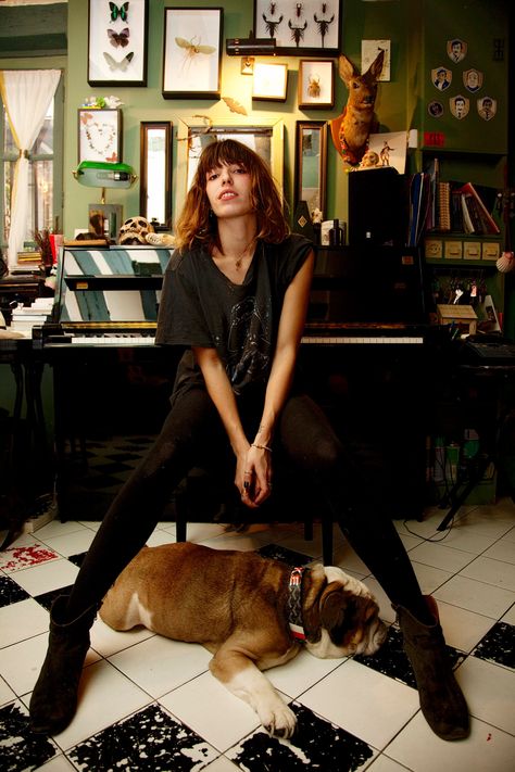 Lou Doillon Style, Lou Douillon, Home In Paris, Best Vacation Destinations, Lou Doillon, Charlotte Gainsbourg, Serge Gainsbourg, Black And White Tiles, French Models