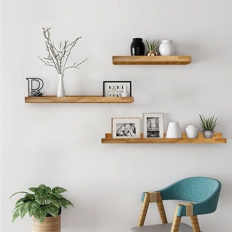 Ruangan Studio, Wall Shelves Living Room, Shelf Decor Bedroom, Floating Shelves Living Room, Shelf Decor Living Room, Wall Shelf Decor, Wall Shelves Design, Living Room Shelves, Estantes Flotantes